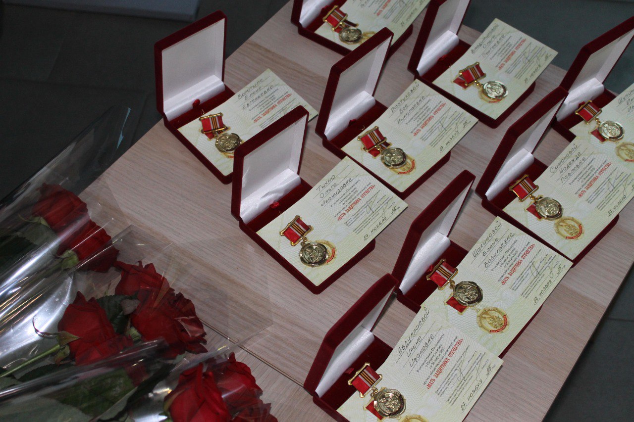 Почетные знаки «Мать защитника Отечества» вручили матерям саратовских участников спецоперации