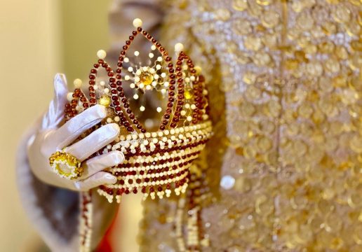 В Калининграде создали кокошник из солнечного камня