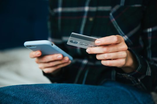 Мошенники стали активнее блокировать банковские карты