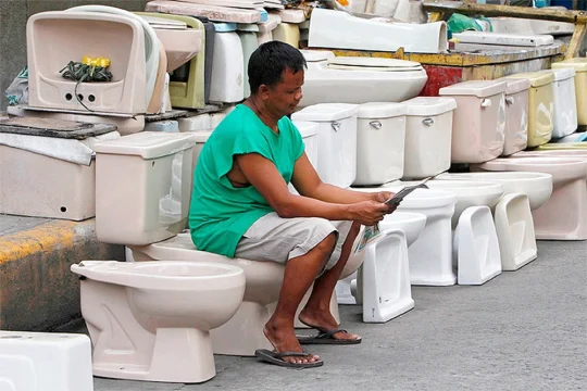 В Москве мужчина безвозвратно застрял ногой в унитазе