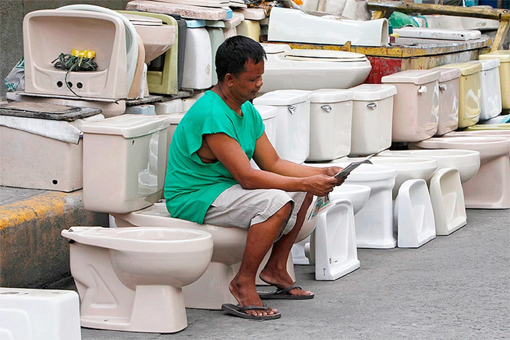 В Москве мужчина безвозвратно застрял ногой в унитазе