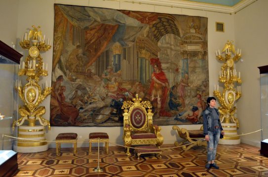 Посетитель Эрмитажа сделал селфи и повредил Мальтийский трон Павла I