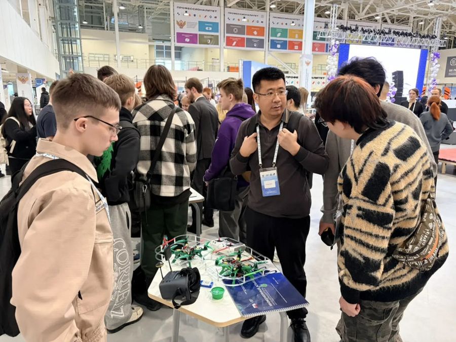 Саратовские школьники завоевали золото на Всероссийском турнире по беспилотным системам