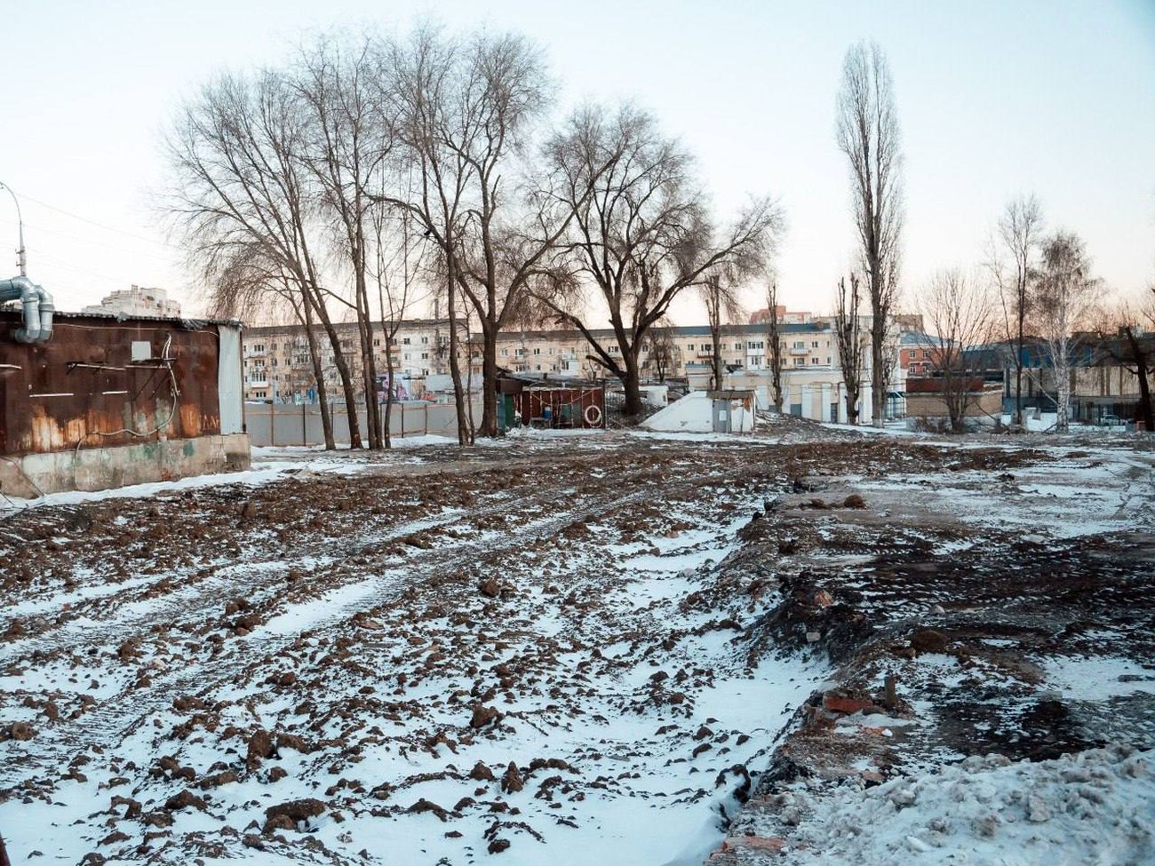 На привокзальной площади Саратова завершён снос аварийного общежития РЖД