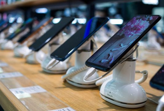 Samsung — лидер по росту продаж смартфонов в январе-сентября 2025 года