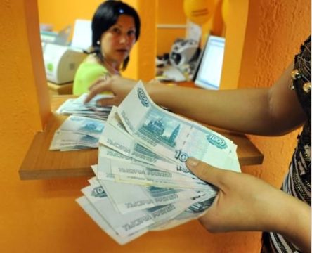 Рост средних зарплат в России замедлился