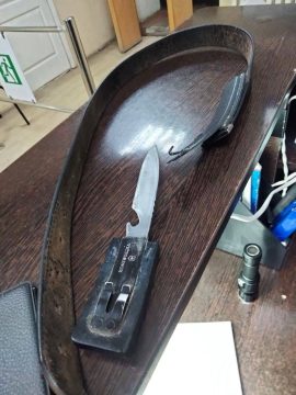 Должник пришел на прием к приставу с ножом