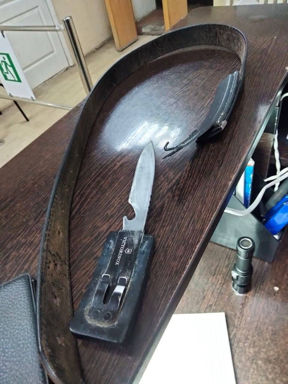 Должник пришел на прием к приставу с ножом