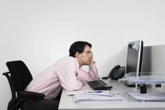 Россияне рассказали о скучной работе