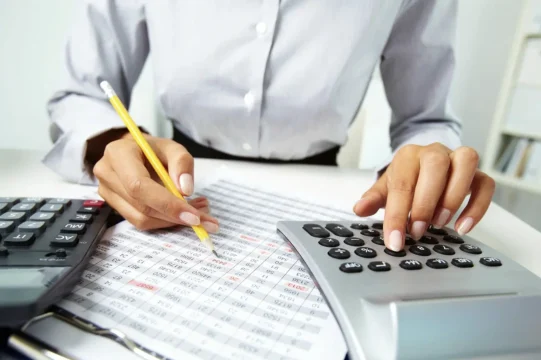 Главного бухгалтера суд обязал восстановить на работе и выплатить несколько сотен тысяч рублей