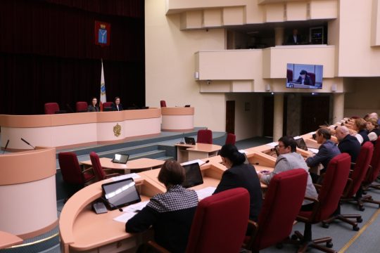 Саратовские депутаты думали, как оставить молодежь в регионе